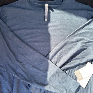 NEW Vuori L/S long sleeve  Strato Tech Tee
Heather XXL